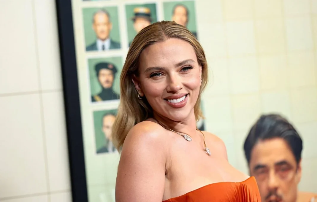 scarlett-johansson-saint-laurent-at-nyc-premiere-6